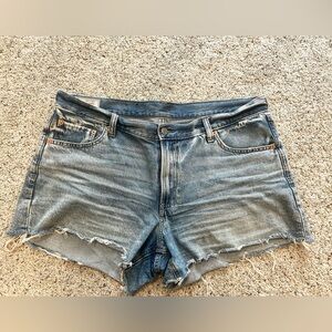 Gap Low Stride Shorts 32/14